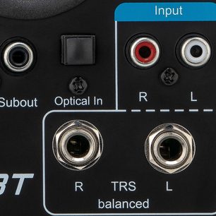 Forstærket højttaler Fluid Audio C5 BTW, RCA-lydstik og TRS-jackstik på den sorte bagside, nærbillede