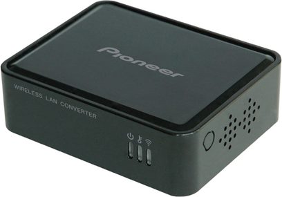 Rektangulært sort kabinet fra Pioneer AS-WL300, med porte og knapper på forsiden, Pioneer-logo øverst til venstre, set forfra