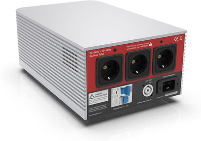 Strømrenser IsoTek V5 TITAN sølv, bakside i perspektiv, 3 svarte strømuttak, rød panel, kontakter og brytere