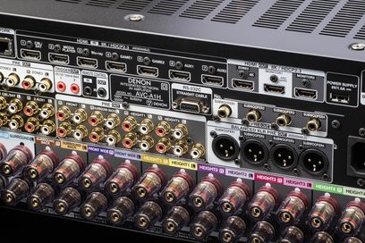 Amplificatore home theater Denon AVC-A1H argento, vista posteriore, numerose prese audio/video, porte HDMI, terminali per diffusori
