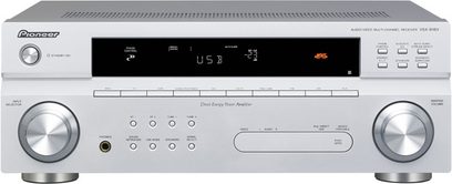 Pioneer VSX-818V sølvfarvet hjemmebiografsforstærker, set forfra, blå skærm, sølvfarvede knapper og drejeknapper, 2 hovedtelefonstik foran