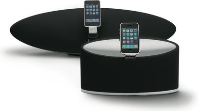 Zeppelin Mini Bowers & Wilkins sort, frontvisning, to iPhones placeret på den ovale dok, blank overflade