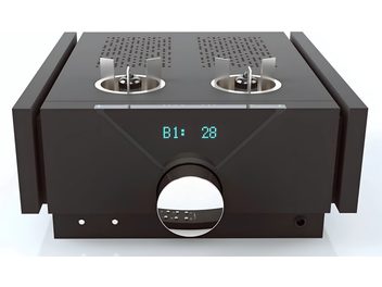 Preamplificatore stereo Pathos InControl Mk2 visto frontalmente, case nero, display digitale blu, due manopole rotanti argentate