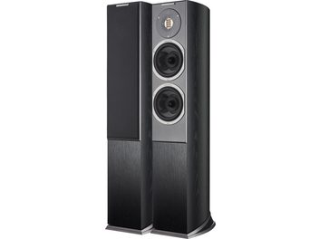 Par AudioVector R3 Arreté gulvhøjttalere i sort træfinér med front i grå metal, udstyret med bånddiskant og to indrammede højttalerenheder; den ene med stofgitter, den anden uden, set fra venstre forfra i trekvart perspektiv