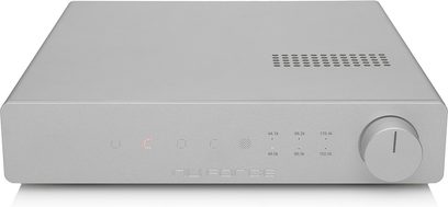 Przetwornik cyfrowo-analogowy audio DAC Nuforce DAC-80 w kolorze srebrnym, widok z przodu, kształt prostokątny, jasny szary kolor, przyciski i gniazda na przednim panelu