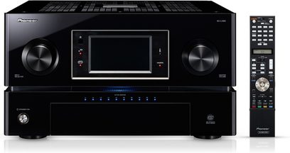 AV receiver Pioneer SC-LX90 v černé barvě, pohled zepředu, centrální LCD displej, tlačítka a ovládací kolečka, dvě velká boční kolečka