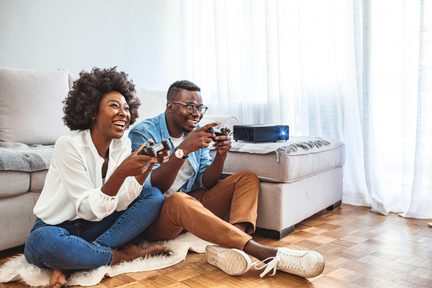 La modalità gaming avanzata consente di ottimizzare il proiettore per un contrasto massimo e colori brillanti, in modo da catturare i minimi dettagli. Riduce inoltre l'input lag a 4,2 ms (1080p 240Hz) per tempi di risposta ultraveloci.