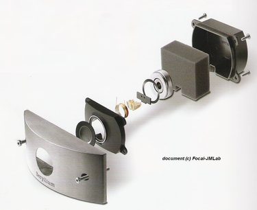 To grå metalstykker, det ene rektangulært med et rundt hul, det andet L-formet, set forfra på hvid baggrund