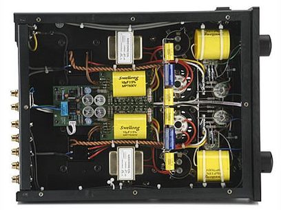 Indvendig billede af PrimaLuna ProLogue Three sort stereo forforstærker, der viser elektroniske komponenter og transformatorer