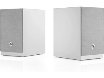 Paire d’enceintes Audio Pro A28 W blanches, à façades grises texturées, vues de trois quarts