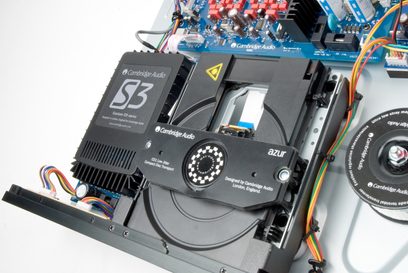 Cambridge Audio Azur 651C sort CD-afspiller, nærbillede af indersiden der viser de elektroniske og mekaniske komponenter