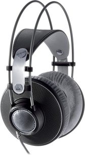 AKG K601 hovedtelefoner i sort og sølv, set lidt fra siden forfra, med runde ørepuder og polstret hovedbøjle