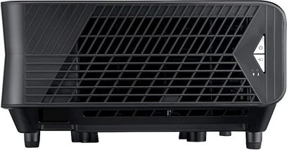 Optoma UHZ65 sort videoprojektor, set forfra, skrå ventilationsgitter, decentraliseret linse, 4 fødder, logo nederst til højre