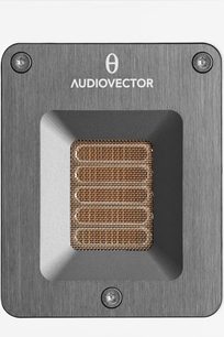 AudioVector QR C sort højttaler, piano sort, frontgitter i gylden metalfinish, set forfra på grå baggrund