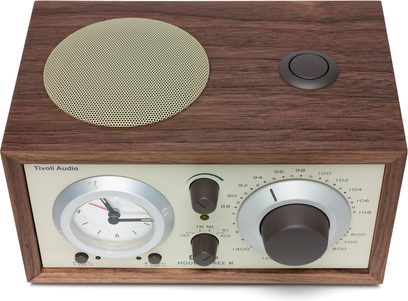 Radio de birou Tivoli Model Three BT din lemn de nuc/bej, vedere de sus, ceas analogic, buton mare, grilă rotundă