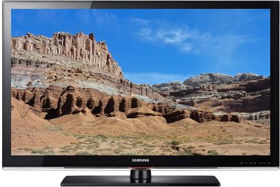 Samsung LE40C530 TV-skærm, der viser et detaljeret, klippefyldt og bjergfyldt ørkenlandskab