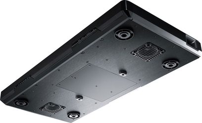 Schwarze Yamaha SRT-1000 Soundbar von unten mit sichtbaren Gittern, Lautsprechern, Öffnungen und Montagebefestigungen