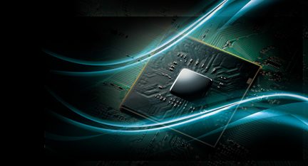 Circuito stampato verde con chip elettronico quadrato grigio al centro e linee luminose blu curve su sfondo scuro