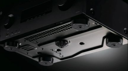 Yamaha MusicCast hjemmekinoforsterker i svart, sett nedenfra med sirkulære føtter og ventilasjonsgitter