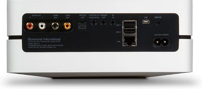 Síťový audio přehrávač BlueSound VAULT 2i v bílé barvě, pohled zepředu, porty a ovládací prvky na předním panelu, bílý obdélníkový kryt