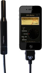 Lydmåler fra Studio Six Digital iTestMic tilsluttet en iPhone, der viser den akustiske måleapp