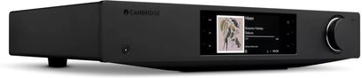 Cambridge Audio CXN100 SE netværksaudioafspiller i sort, set forfra i vinkel med farvedisplay og drejeknap