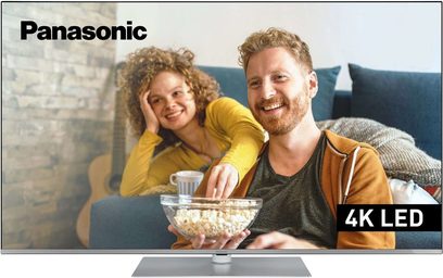 65" Panasonic TX-65LX660E 4K LED-TV set forfra, tændt, viser et smilende par, der holder en skål popcorn