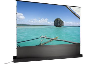 Schermo ALR per proiezione a tiro ultra corto Lumene Eden extra bright UST 300C, vista frontale, cornice nera, immagine visualizzata di un paesaggio marino con acqua turchese, cielo azzurro, nuvole bianche, roccia isolata, imbarcazione in legno in primo piano, base rettangolare nera con cavo visibile.