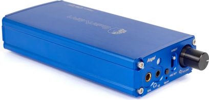 Convertitore audio portatile EarMen Angel blu, vista a tre quarti, con manopola del volume e uscite cuffie sul frontale
