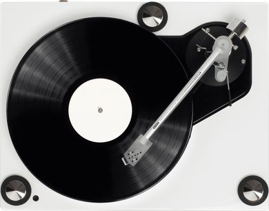 Vinylový přehrávač Roksan Xerxes 20 Plus v bílém laku, pohled shora, černý talíř, stříbrné rameno, tři kulaté nohy