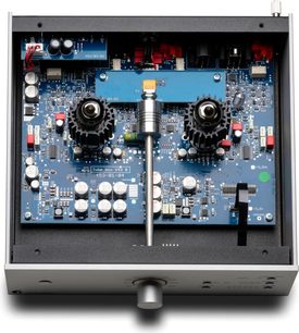 Pro-Ject Tube Box DS3 B sølv platespillerforforsterker, innvendig visning med kretser og to synlige rør