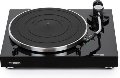 Gramofon Thorens TD 204 A v černé barvě, lesklý černý povrch, pohled shora, raménko s přenoskou, otočný talíř