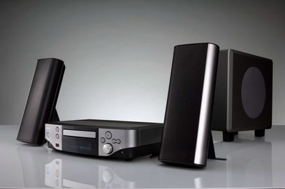 Denon S-102 hjemmebiografsystem bestående af en forstærker, to højttalersøjler og en sort subwoofer