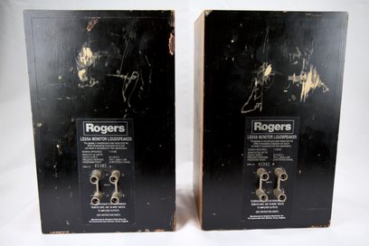 To mørkebrunne træhøjttalere af typen Rogers LS3/5A Monitor Loudspeaker set forfra med tekniske specifikationer på forsiden