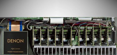 Denon AVR-X6400H sort hjemmebiografsforstærker, frontvue indvendigt der viser 8 effekttransformatorer og printplader