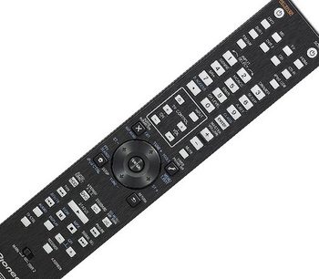 Sort Pioneer VSX-1018 fjernbetjening med knapper og drejeknap, set forfra i nærbillede