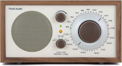 Tivoli Model One radio i valnød/beige, frontpanel, beige analogt ur, brune knapper og drejeknap, central rund højttaler
