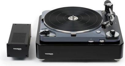 Siyah Thorens TD 124 DD vinil plak çalar, okuma kolu, plak ve ayrı kontrol kutusu ile ön görünüş
