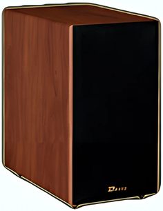 Mørkebrun træ Davis Acoustics Kent bogreolhøjttaler med sort frontpanel, set fra en trekvartfremadvinkel