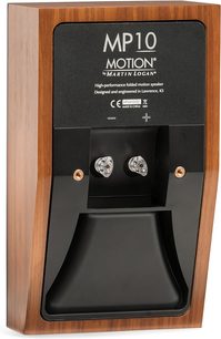 Zadní reproduktor Motion MP10 v ořechovém provedení s černým panelem, kovovými konektory, obdélníkovým tělem a dřevěnou úpravou