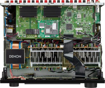 Denon AVC-X3800H schwarzer Heimkino-Verstärker, Innenansicht elektronischer Komponenten, grüne Leiterplatten, Kühlkörper, Anschlüsse