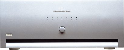 Arcam FMJ-P7 sølvfarvet effektforstærker, set forfra, 7 drejekontroller på række, 1 trykknap, metalfront