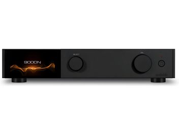 Síťový audio přehrávač Audiolab 9000N v černé barvě s displejem zobrazujícím "9000N" a oranžovou vlnou, dvěma kruhovými tlačítky a viditelnou nožkou