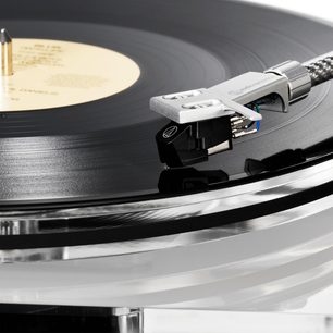 Sort Audio-Technica AT-LP2022 pladespiller, nærbillede af tonearm med pickup og nål
