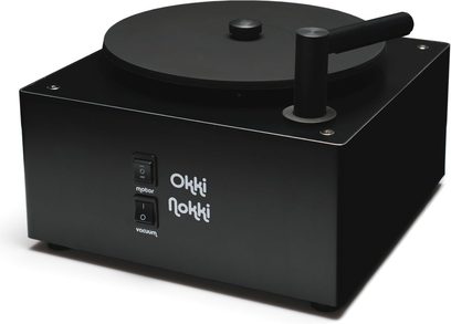 Centrovací zařízení pro gramofon Okki Nokki RCM Record Cleaning Machine černé, pohled zepředu, černý kryt, bílé tlačítka a logo