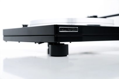 New Horizon 202 sort pladespiller, nærbillede fra højre profil, vandret tonarm, sort base og låg