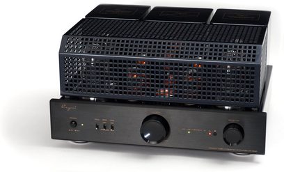 Integrovaný stereo lampařský zesilovač Cayin CS-150A v černé barvě, kovový kryt s předním panelem z kartáčovaného hliníku, který obsahuje dva kulaté knoflíky, tři přepínače a kontrolku, perforovaná kovová ochranná mřížka kryjící lampy, pohled z tříčtvrtečního úhlu zepředu