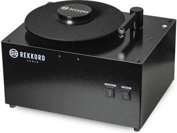 Mașină de spălat discuri Rekkord Audio RCM neagră, platou din pâslă, logo, comutatoare, design minimalist și funcțional
