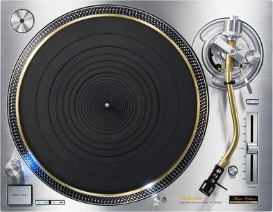 Pick-up Technics SL-1200GMEES argintiu văzut de sus, platou negru și braț de lectură auriu