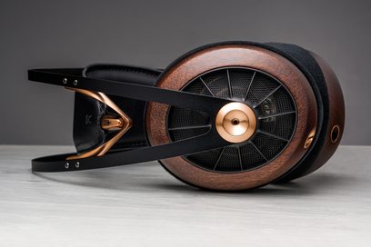Auriculares hifi abiertos Meze Audio 109 PRO vistos de lado, transductores negros, copas de madera, diadema y almohadillas de cuero negro